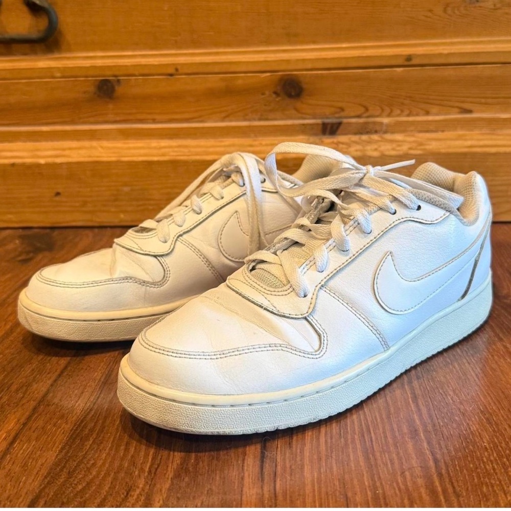 Nike Ebernon Low sneakers in white leather. Woman’s size 9. Very good condition.